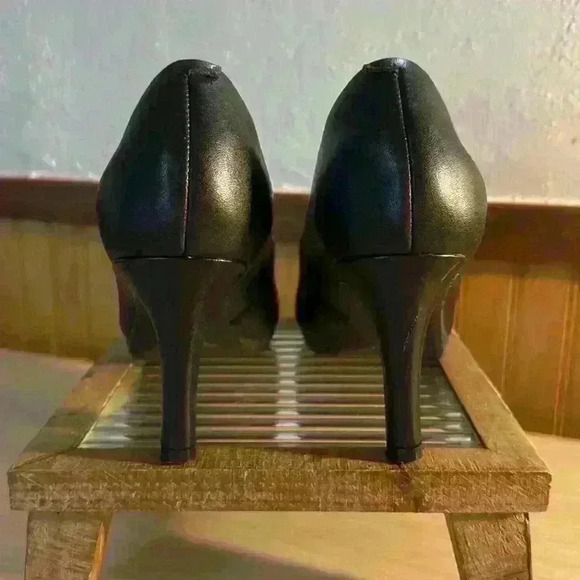 Clark’s Collection “Adriel Viola” Black Leather Heels - Picture 4 of 6